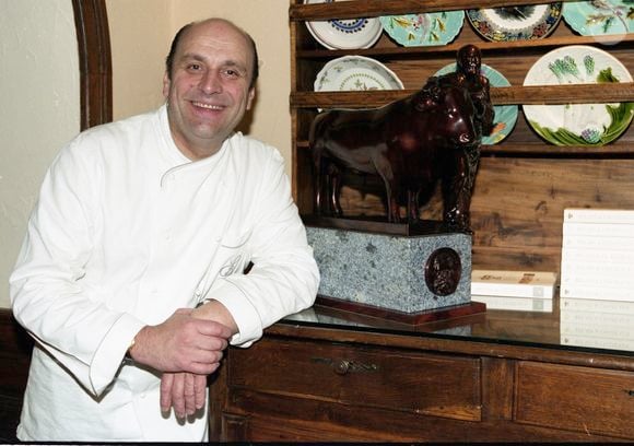 Désormais PDG du groupe Loiseau, elle célèbre les 50 ans de la venue du chef à Saulieu, où se situe son célèbre relais

Le chef Bernard Loiseau pose à l'hôtel de la Côte d'Or à Saulieu, en 2002. L'édition 2016 du guide Michelin a en revanche rétrogradé de trois à deux étoiles le Relais Bernard Loiseau à Saulieu (Côte-d'Or). Jean-Claude Woestelandt / Bestimage