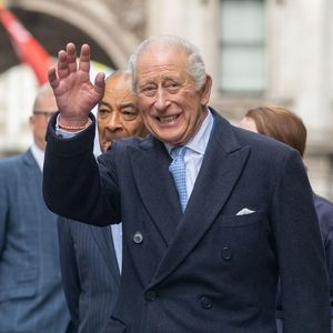 Le jeune homme est âgé de seulement 18 ans.

Le roi Charles III d'Angleterre, célèbre le deuxième anniversaire du Coronation Food Project chez "Fortnum & Mason" à Londres. Photo par Zuma Press/Bestimage
