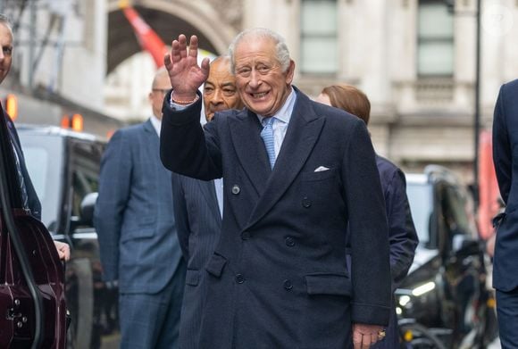 Le jeune homme est âgé de seulement 18 ans.

Le roi Charles III d'Angleterre, célèbre le deuxième anniversaire du Coronation Food Project chez "Fortnum & Mason" à Londres. Photo par Zuma Press/Bestimage