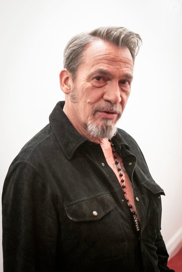 Malgré cette excellente dynamique, le corps médical continue de lui imposer la plus grande prudence.

Exclusif - Florent Pagny en backstage de l'enregistrement de l'émission "Serge Lama, le dernier rappel" présentée par F. Bollaert, diffusée le vendredi 21 novembre 2025 sur France 3 à 21h10, au théâtre Marigny à Paris, France, le 29 avril 2025. © Clovis-Moreau/Bestimage