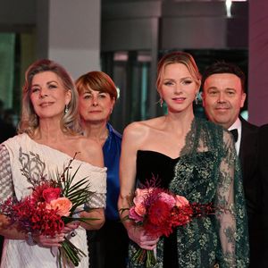 Christian Louboutin, la princesse Caroline de Hanovre, la princese Charlene de Monaco et le prince Albert II de Monaco durant la 69ème édition du Bal de la Rose dans la Salle des Étoiles du Sporting Monte-Carlo à Monaco, le 29 mars 2025.
Cette année encore, c'est Christian Louboutin qui est le directeur artistique de l'événement dont le thème est "Sunset Bal" dans un décor qui a plongé les invités dans les Caraibes. © Bruno Bebert / Pool Monaco / Bestimage