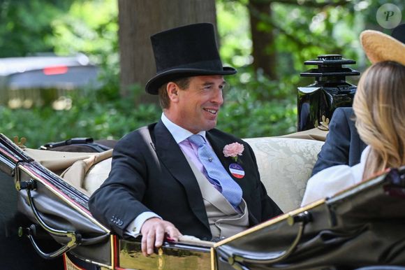 Si elle a déjà été présentée au reste du clan, un détail a prouvé qu'elle avait été bel et bien acceptée, voire comptée comme membre du clan 
BGUK_3274028 - Ascot, ROYAUME-UNI - Arrivées royales le premier jour du Royal Ascot à l'hippodrome d'Ascot : Peter Phillips
Backgrid UK / Bestimage



Sur la photo : Peter Phillips