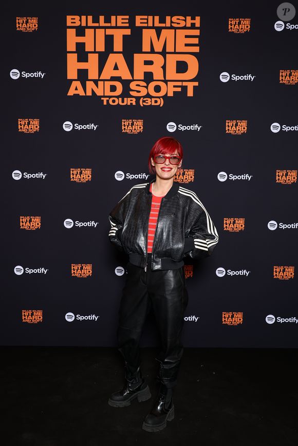Jennifer Ayache à l'avant-première du film sur Billie Eilish réalisé en 3D qui retrace l’un des concerts de sa tournée "Hit me hard and soft". © Antoine Flament / Paramount Pictures