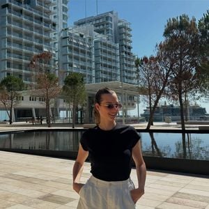 Sur le premier cliché, on peut la voir prendre la pose en short avec des lunettes de soleil, de façon très décontractée, les mains dans les poches, dévoilant alors une silhouette impeccable si peu de temps après avoir accouché.

Ilona Smet, maman pour la deuxième fois, partage des photos de son dimanche 7 septembre 2025 sur Instagram