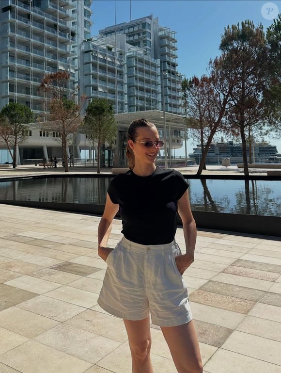 Sur le premier cliché, on peut la voir prendre la pose en short avec des lunettes de soleil, de façon très décontractée, les mains dans les poches, dévoilant alors une silhouette impeccable si peu de temps après avoir accouché.

Ilona Smet, maman pour la deuxième fois, partage des photos de son dimanche 7 septembre 2025 sur Instagram