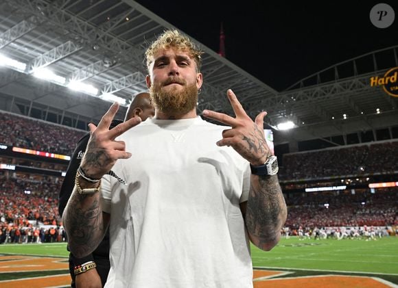 Jake Paul est vu pendant le match de championnat de football universitaire NCAA entre les Hoosiers de l'Indiana et les Hurricanes de Miami au Hard Rock Stadium à Miami, Floride, le lundi 19 janvier 2026. Photo by Larry Marano/UPI/ABACAPRESS.COM