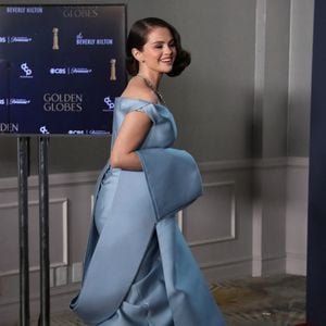 La robe blanche satinée de l'interprète du titre "Good For You" comportait un col licou drapé à la main avec des broderies tandis que le marié portait un smoking noir classique et un nœud papillon. 

Selena Gomez lors de la 82ème édition des Golden Globes au Beverly Hilton à Los Angeles, le 5 janvier 2024.
