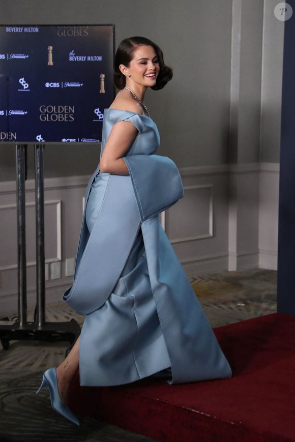 La robe blanche satinée de l'interprète du titre "Good For You" comportait un col licou drapé à la main avec des broderies tandis que le marié portait un smoking noir classique et un nœud papillon. 

Selena Gomez lors de la 82ème édition des Golden Globes au Beverly Hilton à Los Angeles, le 5 janvier 2024.
