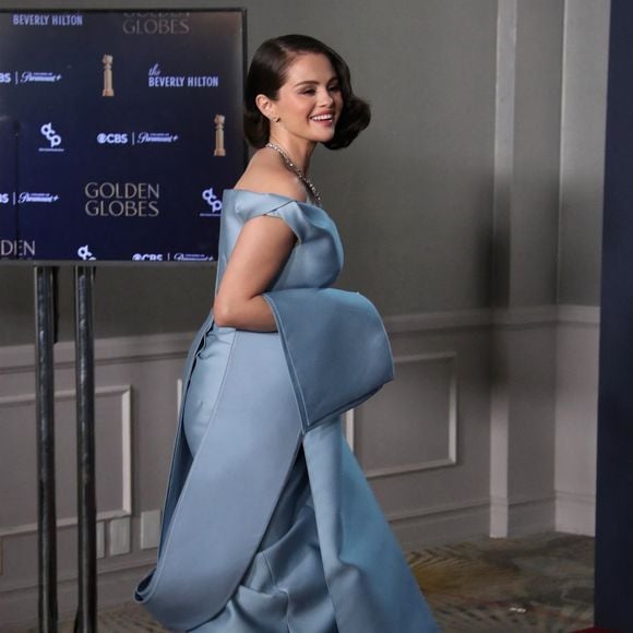 La robe blanche satinée de l'interprète du titre "Good For You" comportait un col licou drapé à la main avec des broderies tandis que le marié portait un smoking noir classique et un nœud papillon. 

Selena Gomez lors de la 82ème édition des Golden Globes au Beverly Hilton à Los Angeles, le 5 janvier 2024.