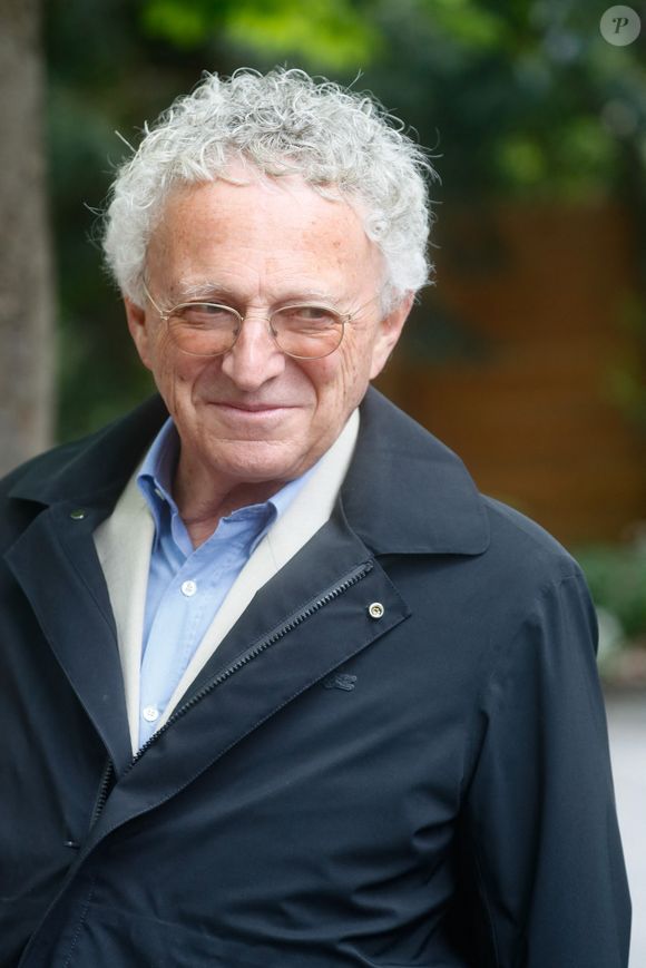 Néanmoins, pour celui dont le départ a été salué par l'une de ses anciennes collègues, la réponse est sans appel.

Nelson Monfort - Arrivées à l'enregistrement de l'émission "Vivement dimanche" présentée par M. Drucker et qui sera diffusée le 12 mai 2024 au Studio Gabriel à Paris, France, le 30 avril 2024. © Christophe Clovis/Bestimage