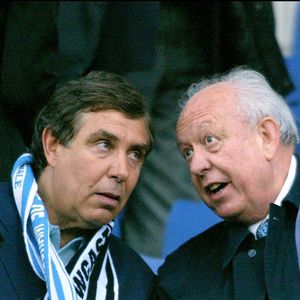 Jean-Pierre Foucault et Jean-Claude Gaudin, Marseille (France), 6 mai 2004 – au stade Vélodrome lors de la qualification de l’OM pour la finale de la Coupe de l’UEFA après sa victoire 2-0 contre Newcastle. Crédit : Dominique Jacovides/Bestimage.