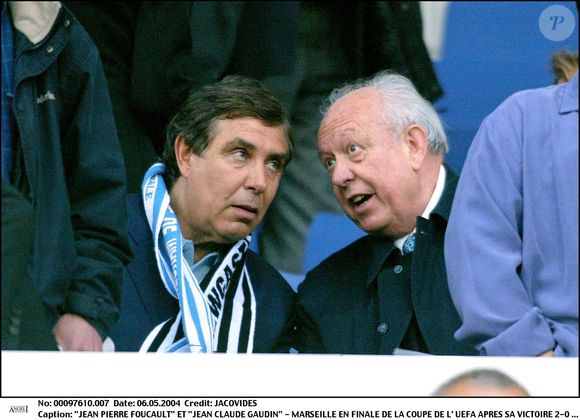 Jean-Pierre Foucault et Jean-Claude Gaudin, Marseille (France), 6 mai 2004 – au stade Vélodrome lors de la qualification de l’OM pour la finale de la Coupe de l’UEFA après sa victoire 2-0 contre Newcastle. Crédit : Dominique Jacovides/Bestimage.