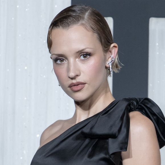 Son appartement parisien a fait l'objet d'une visite domiciliaire de la part des autorités.

Angèle - Gala d'ouverture de la saison de danse 2025-2026, avec le soutien de la maison Chanel, le 27 septembre 2025. 
© Olivier Borde / Bestimage