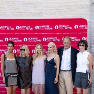Suzanne Lindon, Kim Gordon, Amanda Seyfried, Mona Fastvold, Max Brun, Celia Rowlson-Hall au 83e Festival du Film de Venise - Photocall Miu Miu le 5 septembre 2026 © SGP/Bestimage | 00768586