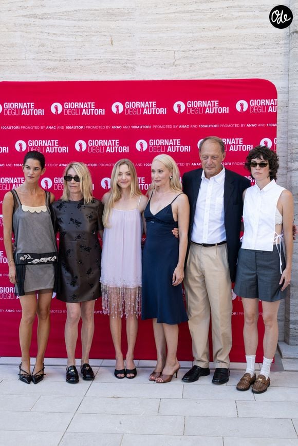 Suzanne Lindon, Kim Gordon, Amanda Seyfried, Mona Fastvold, Max Brun, Celia Rowlson-Hall au 83e Festival du Film de Venise - Photocall Miu Miu le 5 septembre 2026 © SGP/Bestimage | 00768586