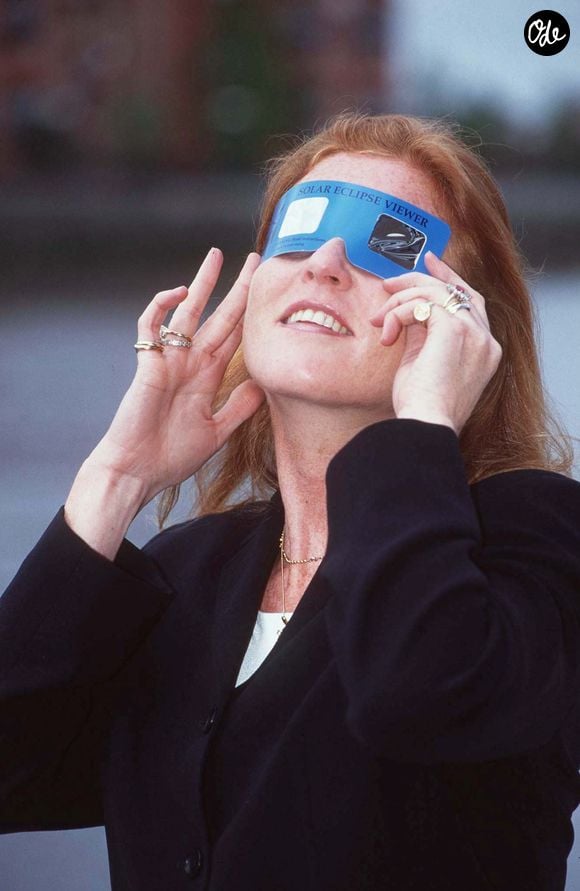 Et si vous comptez en garder un souvenir en images, sachez que pointer directement son téléphone vers le soleil présente un risque majeur.

SARAH FERGUSON - LUNETTES POUR REGARDER ECLIPSE OEUVRE DE CHARITE LONDRES  - 1999

© Bestimage