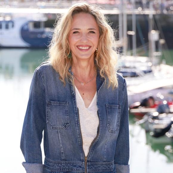 Hélène de Fougerolles a partagé des photos de son nouveau quotidien sur les réseaux sociaux.

Hélène de Fougerolles de la série Sam
La 25e édition du Festival de la fiction télé de La Rochelle, vendredi 15 septembre 2023. © Christophe Aubert via Bestimage