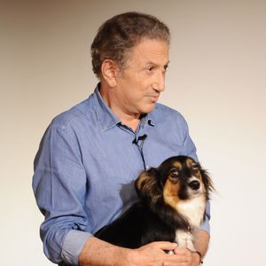 Michel Drucker, avec sa chienne Izia, présente son futur spectacle "Seul...avec vous", qu'il prépare pour janvier 2016, sur la scène de l'amphithéâtre de la faculté de droit d'Aix en Provence. Le 13 juin 2015. © Eric Etten / Bestimage