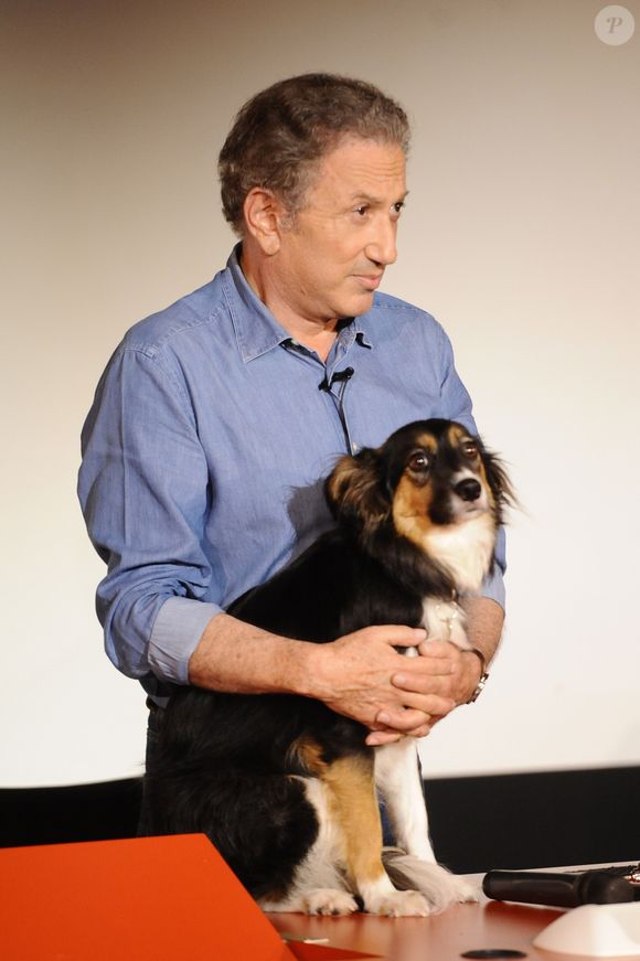 Michel Drucker, avec sa chienne Izia, présente son futur spectacle "Seul...avec vous", qu'il prépare pour janvier 2016, sur la scène de l'amphithéâtre de la faculté de droit d'Aix en Provence. Le 13 juin 2015. © Eric Etten / Bestimage