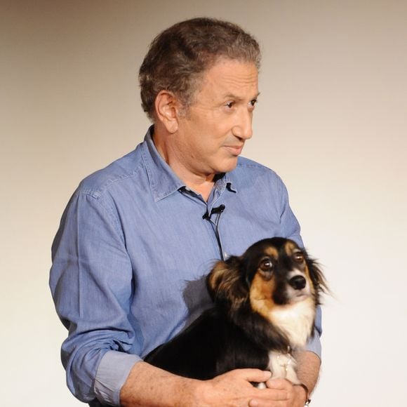 Michel Drucker, avec sa chienne Izia, présente son futur spectacle "Seul...avec vous", qu'il prépare pour janvier 2016, sur la scène de l'amphithéâtre de la faculté de droit d'Aix en Provence. Le 13 juin 2015. © Eric Etten / Bestimage