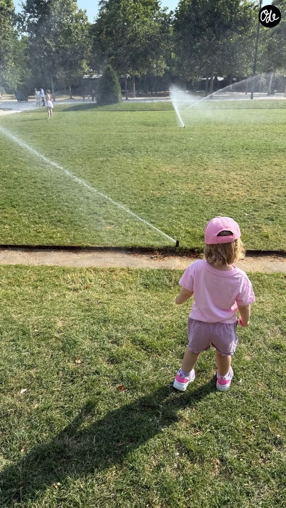 a profité de la fraîcheur procurée par l’arrosage automatique du parc dans lequel elle se trouvait avec sa mère et son frère.

Sonia Mabrouk en sortie avec ses enfants Soraya et Ismaël - Instagram