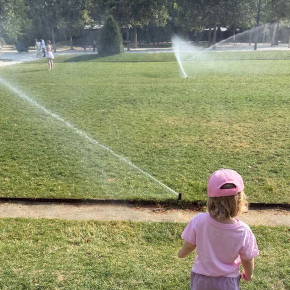 a profité de la fraîcheur procurée par l’arrosage automatique du parc dans lequel elle se trouvait avec sa mère et son frère.

Sonia Mabrouk en sortie avec ses enfants Soraya et Ismaël - Instagram