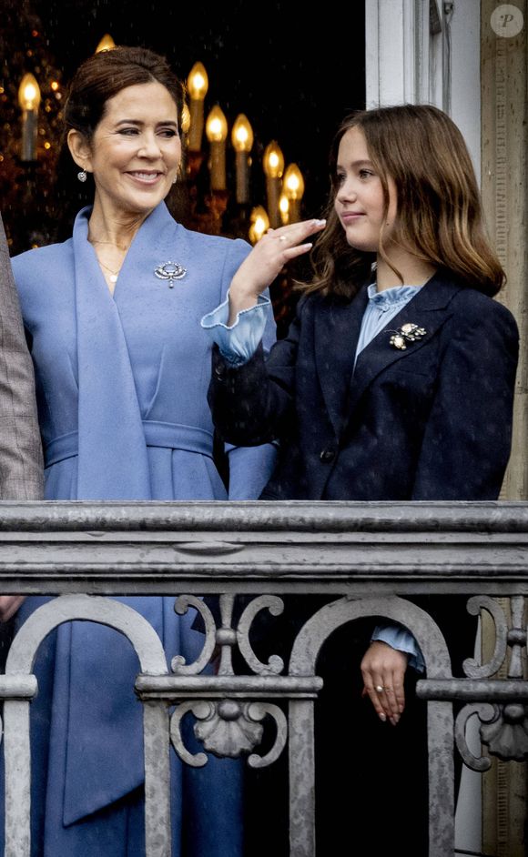 Le prince Christian de Danemark fête ses 18 ans entouré de la famille royale au balcon d'Amalienborg à Copenhague le 15 octobre. Étaient présents : la reine Margrethe II de Danemark, le prince Frederik, la prince Mary, la princesse Isabella, le prince Vincent et la princesse Josephine Dana Press / Bestimage