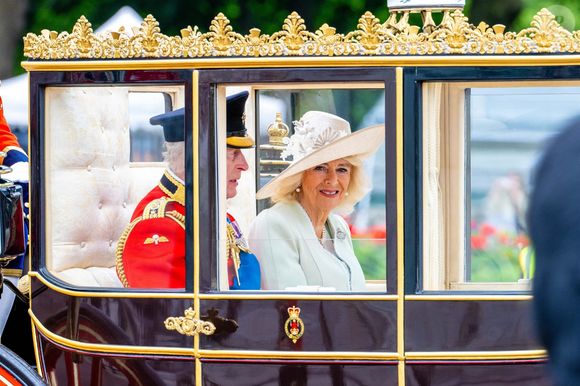 Le roi Charles III d'Angleterre et Camilla Parker Bowles, reine consort d'Angleterre - Les membres de la famille royale britannique lors de la parade Trooping the Color à Londres, Royaume Uni, le 15 juin 2024. © Backgrid USA/Bestimage