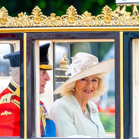 Le roi Charles III d'Angleterre et Camilla Parker Bowles, reine consort d'Angleterre - Les membres de la famille royale britannique lors de la parade Trooping the Color à Londres, Royaume Uni, le 15 juin 2024. © Backgrid USA/Bestimage