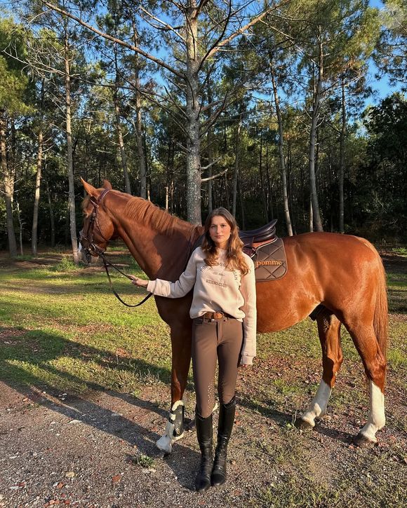 Lola Courbet et son cheval, au Cap Ferret. Photo partagée sur Instagram le 2 octobre 2025.