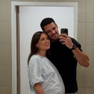 Le couple a également annoncé attendre son premier enfant...

Elsa Esnoult et son conjoint Alexis, photo partagée sur Instagram le 28 septembre 2025.