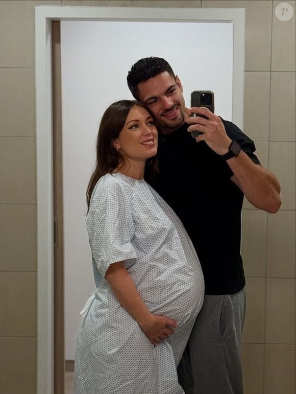 Le couple a également annoncé attendre son premier enfant...

Elsa Esnoult et son conjoint Alexis, photo partagée sur Instagram le 28 septembre 2025.