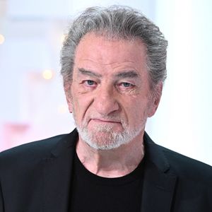 Il expliquait à nos confrères, qui se demandaient où il allait mettre ce trophée, que pour faire un peu de place dans sa maison du 16ème arrondissement à Paris, il a tout vendu. 

Exclusif - Eddy Mitchell - Enregistrement de l'émission "Vivement Dimanche prochain" présentée par M.Drucker et diffusée le 5 décembre sur France 2. Le 23 novembre 2021 © Guillaume Gaffiot / Bestimage