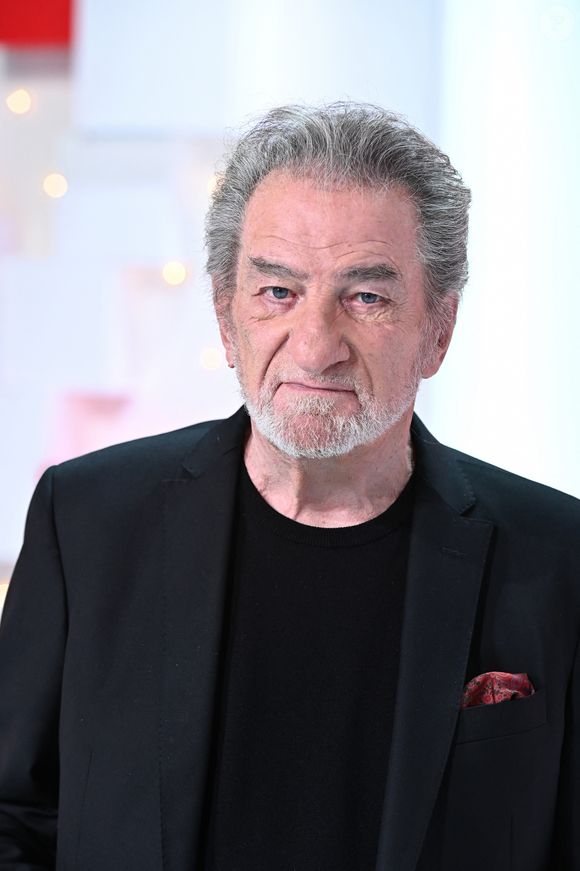 Il expliquait à nos confrères, qui se demandaient où il allait mettre ce trophée, que pour faire un peu de place dans sa maison du 16ème arrondissement à Paris, il a tout vendu. 

Exclusif - Eddy Mitchell - Enregistrement de l'émission "Vivement Dimanche prochain" présentée par M.Drucker et diffusée le 5 décembre sur France 2. Le 23 novembre 2021 © Guillaume Gaffiot / Bestimage