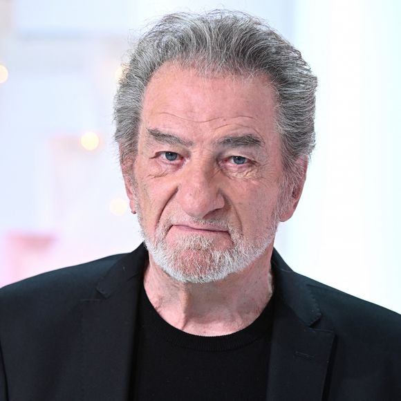 Il expliquait à nos confrères, qui se demandaient où il allait mettre ce trophée, que pour faire un peu de place dans sa maison du 16ème arrondissement à Paris, il a tout vendu. 

Exclusif - Eddy Mitchell - Enregistrement de l'émission "Vivement Dimanche prochain" présentée par M.Drucker et diffusée le 5 décembre sur France 2. Le 23 novembre 2021 © Guillaume Gaffiot / Bestimage