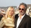 C'est d'ailleurs Emmanuelle Béart qui avait demandé Frédéric Chaudier en mariage, comme elle l'avait révélé quelques années plus tard.

Emmanuelle Béart et son mari Frédéric Chaudier - Arrivées des personnalités sur le tapis rouge lors de la 40ème édition du Festival de Cabourg "Journées romantiques" le 13 juin 2026. © Coadic Guirec / Bestimage