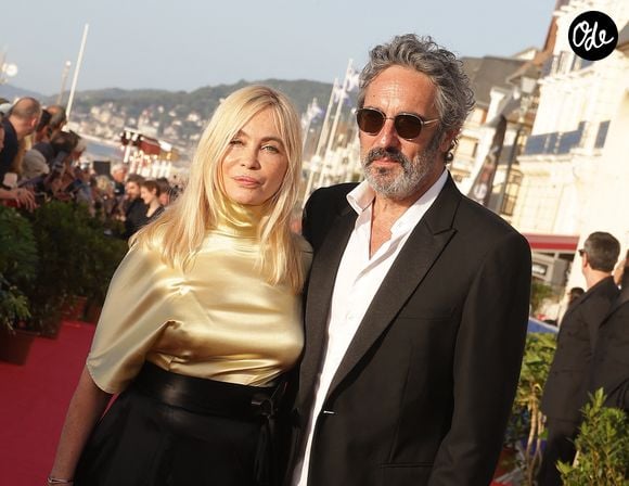 C'est d'ailleurs Emmanuelle Béart qui avait demandé Frédéric Chaudier en mariage, comme elle l'avait révélé quelques années plus tard.

Emmanuelle Béart et son mari Frédéric Chaudier - Arrivées des personnalités sur le tapis rouge lors de la 40ème édition du Festival de Cabourg "Journées romantiques" le 13 juin 2026. © Coadic Guirec / Bestimage