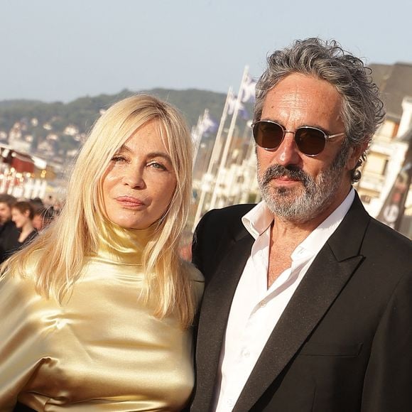 C'est d'ailleurs Emmanuelle Béart qui avait demandé Frédéric Chaudier en mariage, comme elle l'avait révélé quelques années plus tard.

Emmanuelle Béart et son mari Frédéric Chaudier - Arrivées des personnalités sur le tapis rouge lors de la 40ème édition du Festival de Cabourg "Journées romantiques" le 13 juin 2026. © Coadic Guirec / Bestimage