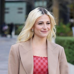 BGUK_3429091 - Londres, ROYAUME-UNI Pixie Lott fait tourner les têtes dans une robe à volants rouge audacieuse alors qu'elle quitte les studios de Sunday Brunch. 


Sur la photo : Pixie Lott
