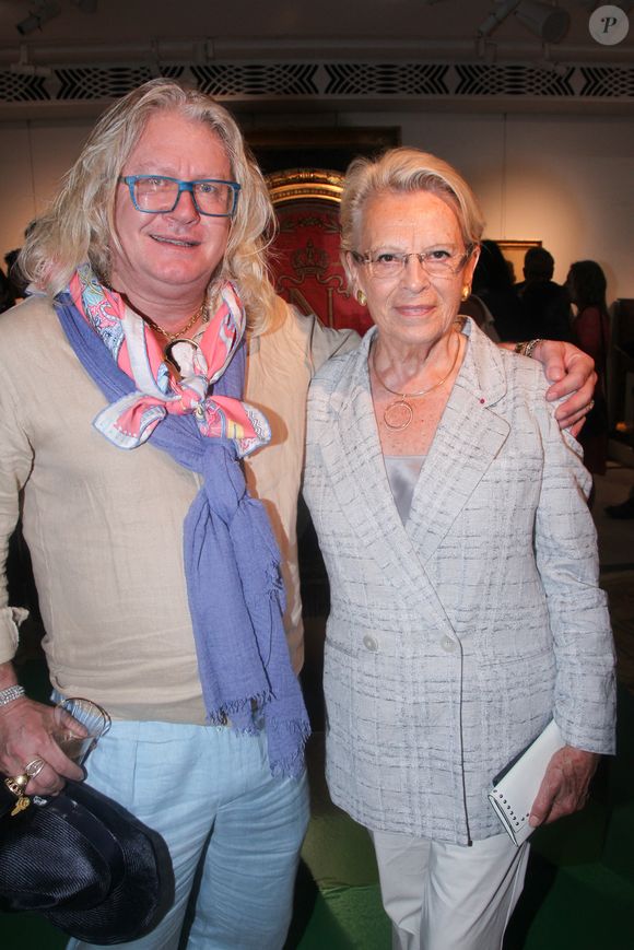 Exclusif - Pierre-Jean Chalençon, Michèle Alliot-Marie - Exposition de la collection de Pierre-Jean Chalençon pour la vente "Napoléon: Une collection historique" chez Sotheby's à Paris le 19 juin 2025.
C'est le styliste Jean-Charles de Castelbajac, qui a apporté sa touche colorée à la vitrine de la vente du 25 juin, consacrée aux objets provenant du trésor de Pierre-Jean Chalençon, l'un des plus grands collectionneurs privés d'objets napoléoniens au monde. © Baldini/Bestimage