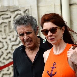 Julien Clerc et sa femme Helene - Mariage de Claude Lelouch à la mairie du 18ème à Paris. Le 17 juin 2023 < @Bestimagep>