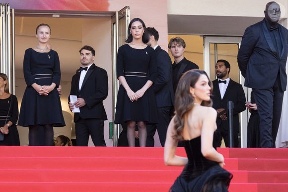Antoine Dupont et sa compagne Iris Mittenaere - Antoine Dupont et sa compagne Iris Mittenaere se retrouvent sur les marches  du film « Dossier 137 » lors du 78ème Festival International du Film de Cannes le 15 mai 2025.

© Jacovides / Moreau / Bestimage