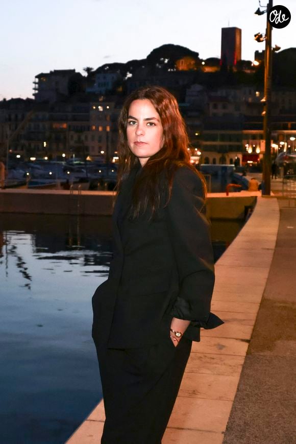 Avec cette marque, la fille d'Alain Delon développe un projet personnel tout en faisant vivre le nom de son père dans l'univers de la mode.

Anouchka Delon pose en backstage de l'émission "C à vous" lors du 78ème Festival International du Film de Cannes le 15 mai  2025.

© Jack Tribeca / Bestimage