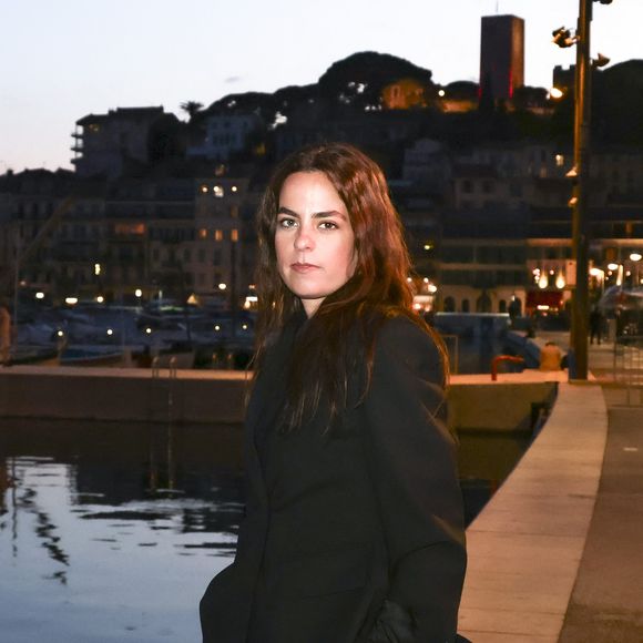 Avec cette marque, la fille d'Alain Delon développe un projet personnel tout en faisant vivre le nom de son père dans l'univers de la mode.

Anouchka Delon pose en backstage de l'émission "C à vous" lors du 78ème Festival International du Film de Cannes le 15 mai  2025.

© Jack Tribeca / Bestimage