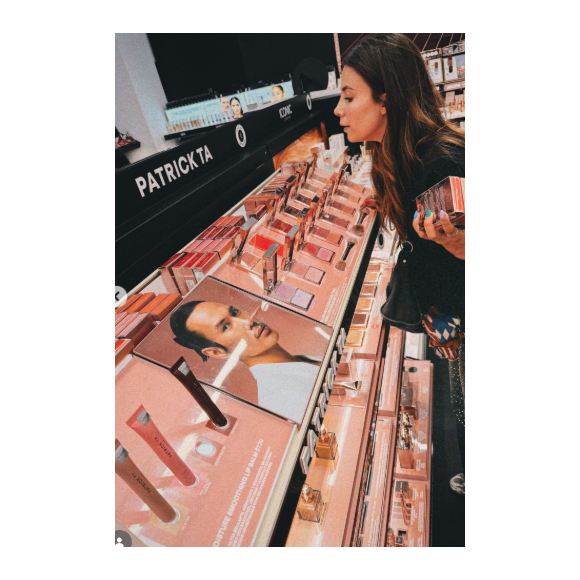 La jeune maquilleuse s'est donc rendue dans une boutique Sephora pour racheter tout le matériel nécessaire. Sur les photos qu'elle a partagées, on la voit scruter les rayons de cosmétiques. 

Annily et sa mère Alizée en voyage au Mexique
