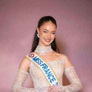 Miss France 2026 Hinaupoko Devèze assiste à la première mondiale de la saison 4 de "Bridgerton" au Palais Brongniart le 14 janvier 2026 à Paris, France. by Eliot Blondet/ABACAPRESS.COM