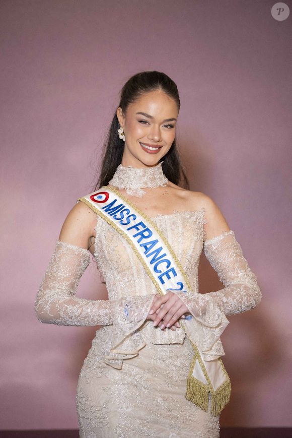 Miss France 2026 Hinaupoko Devèze assiste à la première mondiale de la saison 4 de "Bridgerton" au Palais Brongniart le 14 janvier 2026 à Paris, France. by Eliot Blondet/ABACAPRESS.COM