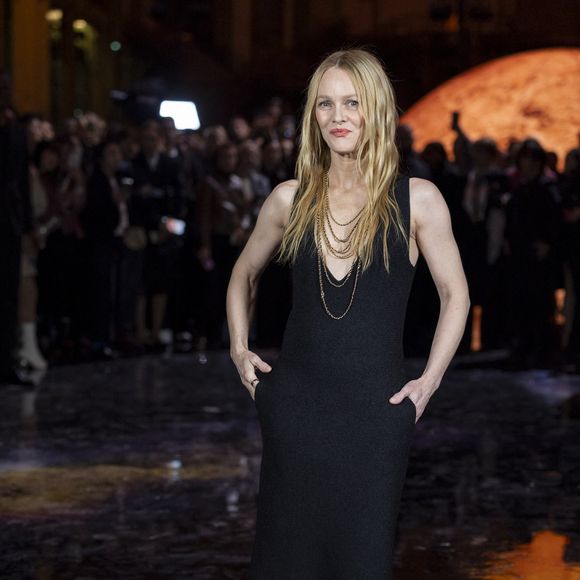 Partie à 601 000 euros alors que la mise à prix était de 900 000 euros, cette bâtisse lui avait pourtant inspiré l'un de ses albums, baptisé Sources et sorti en 2018. 

Vanessa Paradis - Photo Call du Défilé de mode Chanel Collection Printemps-Été 2026 dans le cadre de la Fashion Week de Paris, France, le 6 octobre 2025.

© Olivier Borde / Bestimage