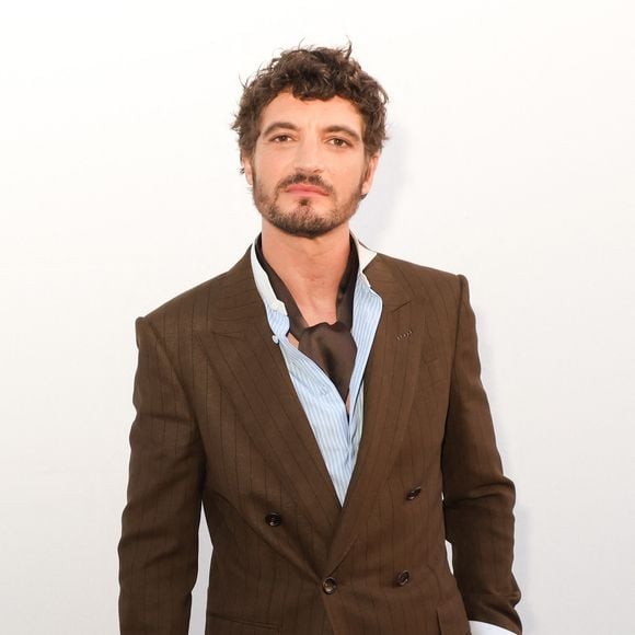 Niels Schneider pose en backstage de l'émission "C à vous" lors du 79ème Festival International du Film de Cannes le 19 mai 2026. © Jack Tribeca / Bestimage