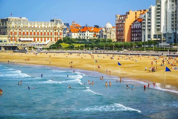 La Grande Plage de Biarritz avec, à gauche, le fameux Hôtel du Palais, commandé par Napoléon III pour l'impératrice Eugénie dont il était épris. A l'origine (1854), cette villa impériale servait à la villégiature du couple. A la mort de Napoléon III en 1873, elle deviendra pleinement la propriété de l'impératrice.

© Sietevidas / 123RF